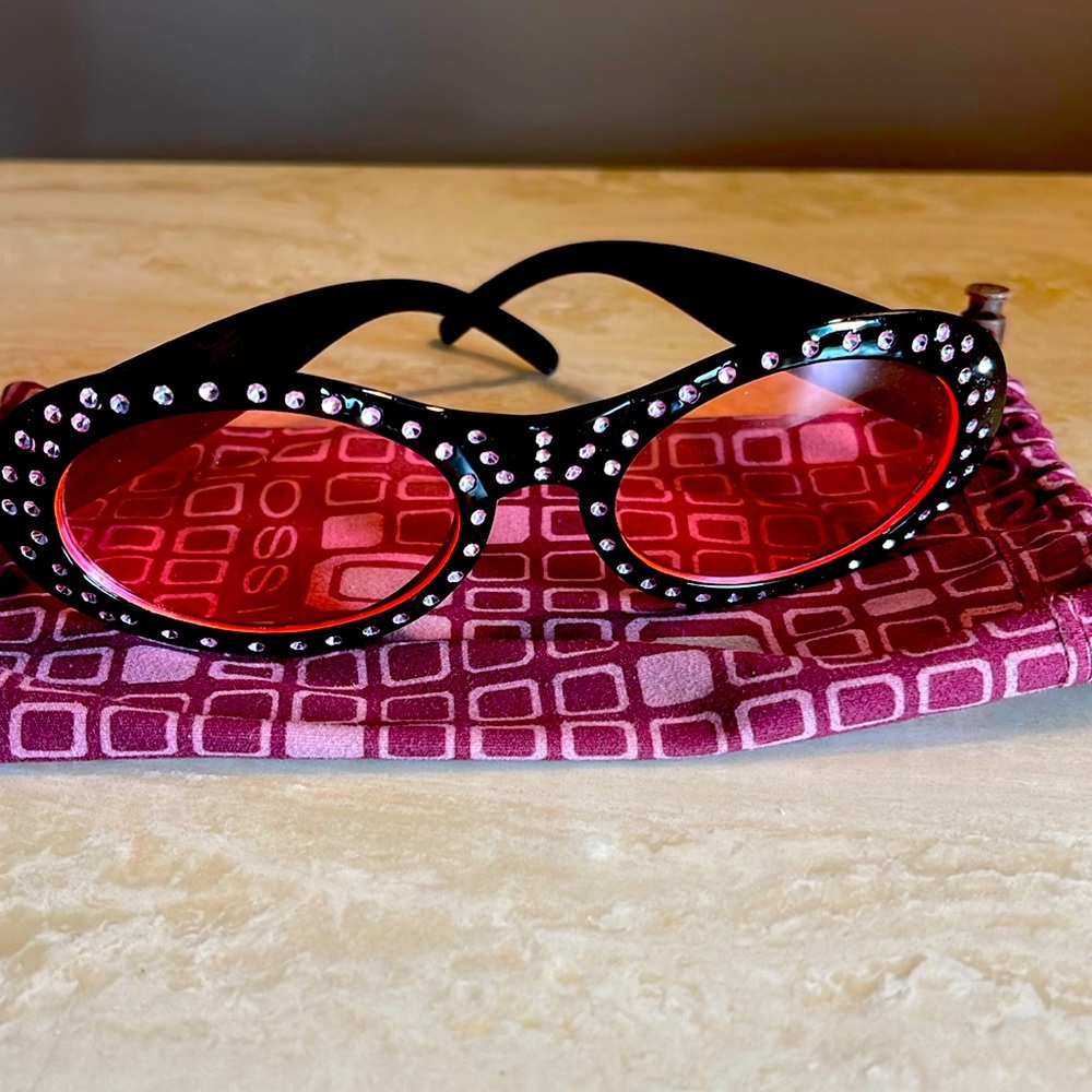 Beautiful Rose 🌹colored rhinestone sunglasses